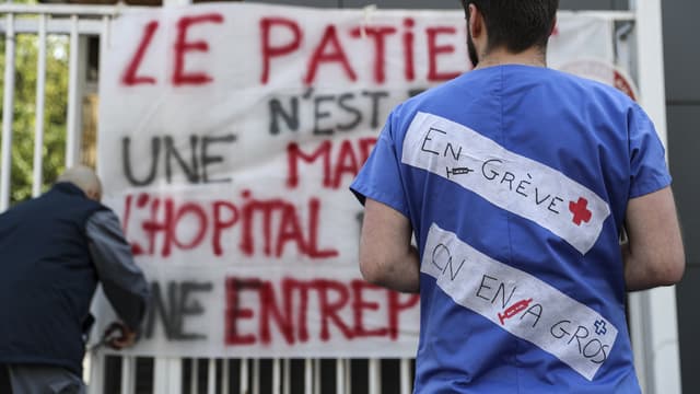 "Le patient n'est pas une marchandise", ont écrit des employés en grève des urgences devant un hôpital parisien, le 15 avril 2019