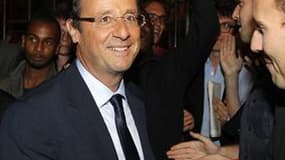 François Hollande a proposé mercredi "une nouvelle donne" pour faire face à "la conjugaison des crises économique, écologique et morale" de la France, lors d'un meeting de campagne pour les primaires socialistes à Nantes. /Photo prise le 15 septembre 2011