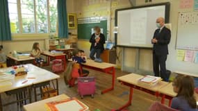 Le ministre de l'Éducation nationale, Jean-Michel Blanquer, en visite dans une école de Palaiseau (Essonne), le 12 mai 2020, au deuxième jour du déconfinement.