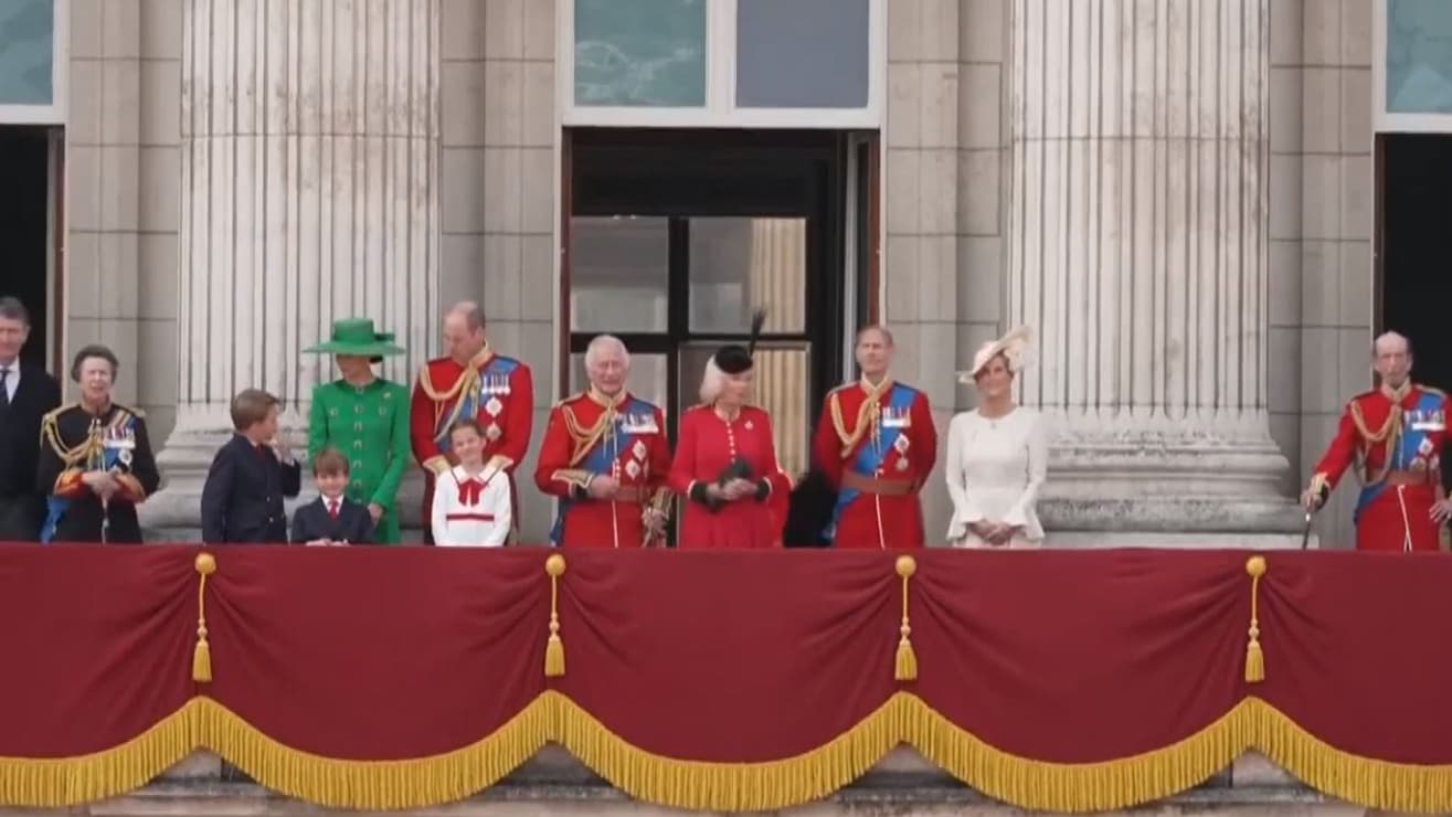 La famille royale au balcon pour le premier Trooping The Colour de Charles en tant que roi La famille royale au balcon pour le premier Trooping The Colour de Charles en tant que roi