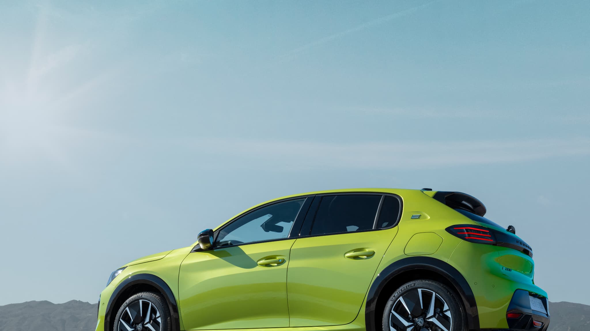 Peugeot a aussi installé sa nouvelle motorisation hybride légère sur cette version restylée de la 208. Peugeot a aussi installé sa nouvelle motorisation hybride légère sur cette version restylée de la 208.