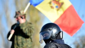 Une personne brandit un drapeau moldave devant un policier à Varnita en Moldavie (Photo d'illustration)