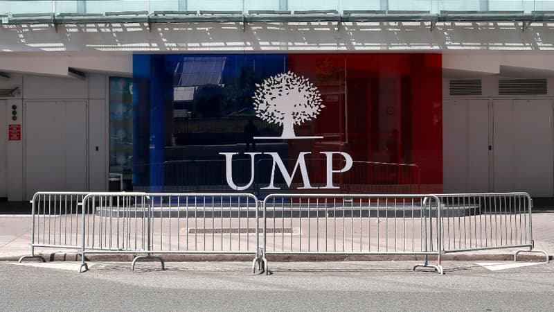 Logo de l'UMP à l'entrée du siège du parti, rue de Vaugirard à Paris. 