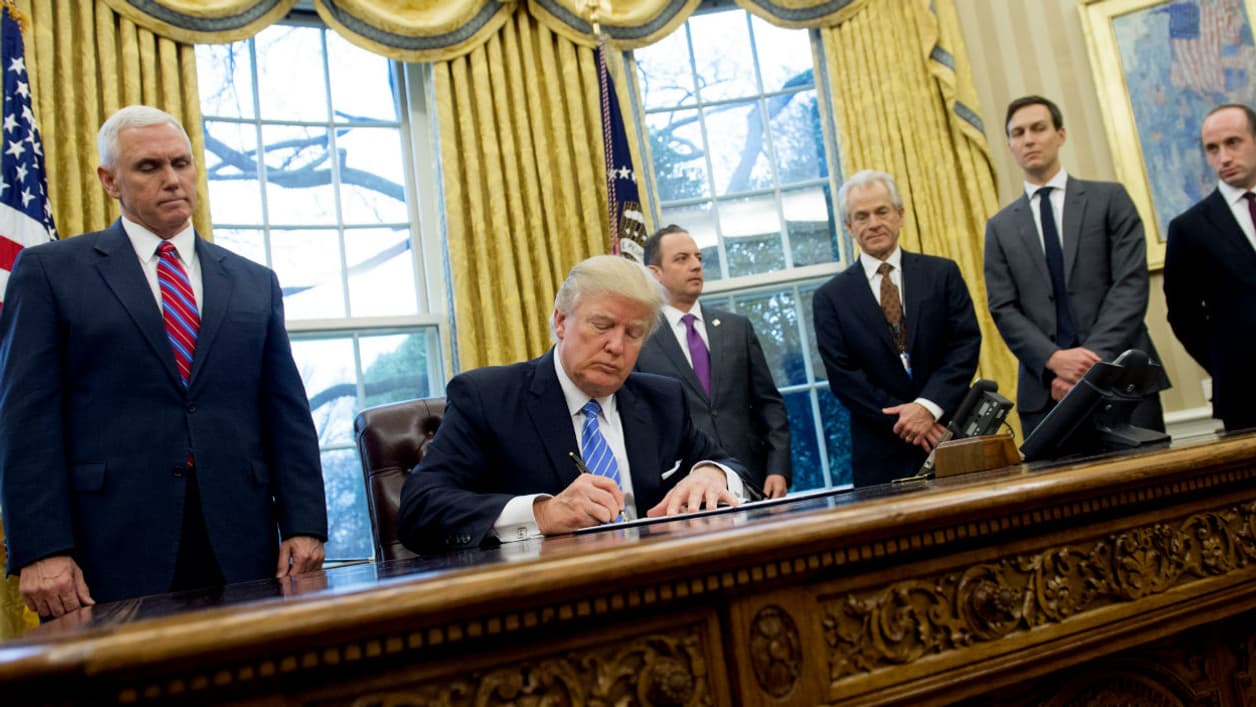 Le président américain Donald Trump signe des décrets entouré de son vice-président Mike Pence, le 23 janvier 2017, dans le Bureau ovale de la Maison Blanche Le président américain Donald Trump signe des décrets entouré de son vice-président Mike Pence, le 23 janvier 2017, dans le Bureau ovale de la Maison Blanche
