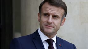 Le président français Emmanuel Macron attend l'arrivée du président du Panama Jose Raul Mulino pour une réunion au palais présidentiel de l'Elysée à Paris, le 21 octobre 2024.