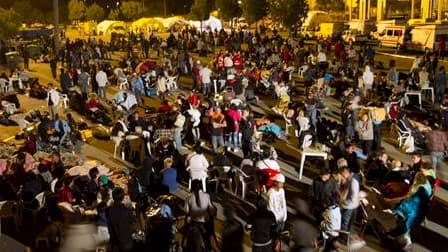 Des habitants s'apprêtent à passer la nuit dehors mercredi soir à Lorca, dans le sud de l'Espagne, après un tremblement de terre de magnitude 5,3 qui a ébranlé la région et a fait au moins dix morts selon le dernier bilan. /Photo prise le 11 mai 2011/REUT