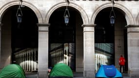 Des tentes de sans-abri sont visibles dans la rue de Rivoli, dans le centre de Paris, le 21 avril 2020.