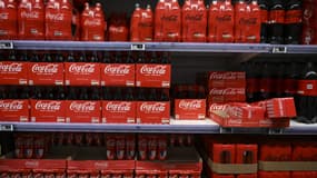 Cette photographie prise le 3 novembre 2022 montre des paquets de bouteilles de Coca-Cola sur les étagères d'un supermarché à Septèmes-les-Vallons, près de Marseille.
