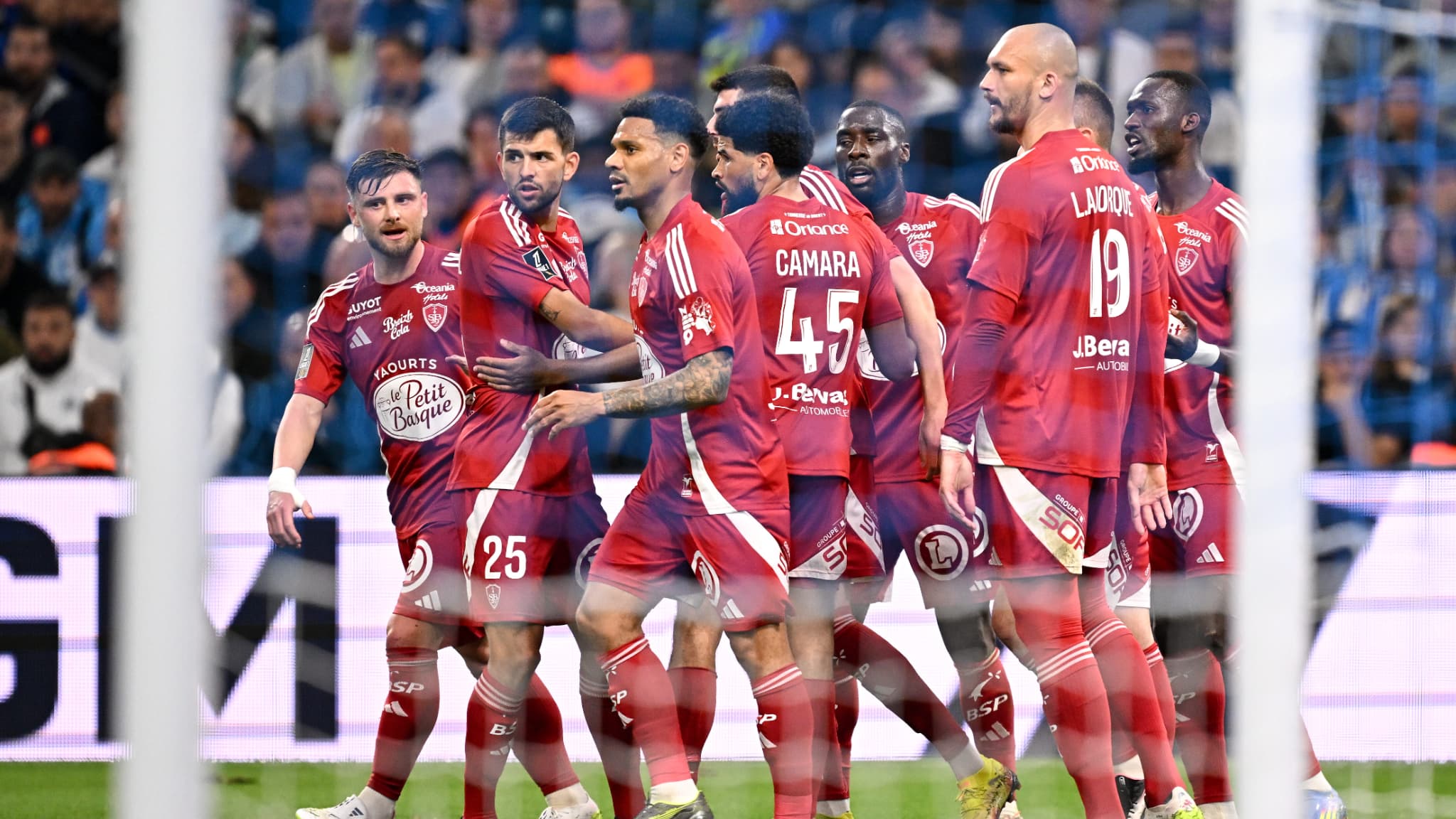 Les Brestois célèbrent le but de Sima face à Marseille en Ligue 1, le 27 avril 2025.