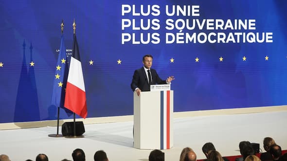 Emmanuel Macron prononce un discours sur l'Europe devant le slogan "Plus unie, plus souveraine, plus démocratique" dans un amphithéâtre de l'université de la Sorbonne à Paris, le 25 avril 2024.