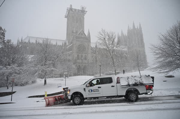 La cathédrale nationale américaine sous la neige à Washington D.C. le 3 janvier 2022