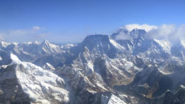 L'Everest dans la chaîne de montagnes de l'Himalaya (PHOTO D'ILLUSTRATION)