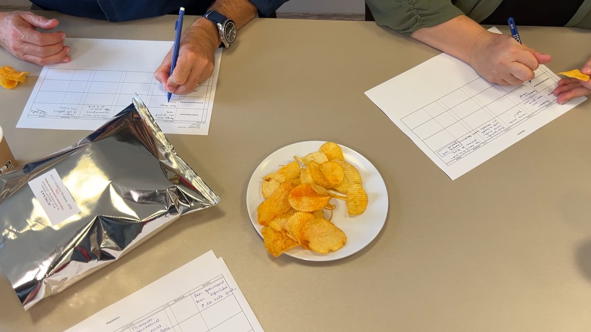 Une séance de dégustation, au sein du groupe Altho, de nouvelles propositions de saveurs pour la gamme de chips aromatisées Brets. Une séance de dégustation, au sein du groupe Altho, de nouvelles propositions de saveurs pour la gamme de chips aromatisées Brets.