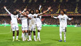 Terem Moffi et les Niçois célèbrent leur victoire à Lens (1-3, L1), le 16 mars 2024