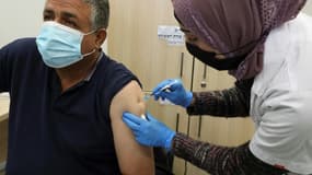 Un homme se fait vacciner contre le Covid-19, dans le désert israélien du Néguev, le 17 février 2021