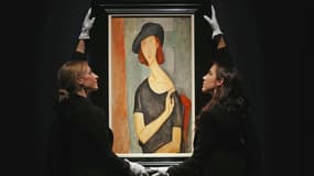 Un portrait de Jeanne Hébuterne peint par Amedeo Modigliani un an avant sa mort en 1920 a été vendu 26,9 millions de livres sterling (42,3 millions de dollars) lors d'une enchère chez Christie's à Londres, mercredi. /Photo prise le 1er février 2012/REUTER