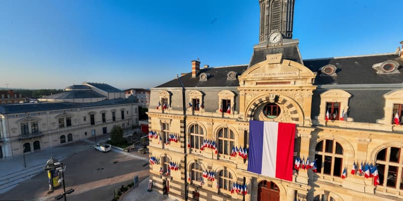 Capture d'une photo, datant de 2024, de Google Street View montrant la mairie de Roanne (Loire). 