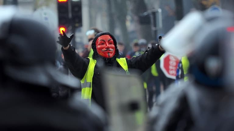 Un gilet jaune portant un masque de Guy Fawkes le 1er décembre à Tours.