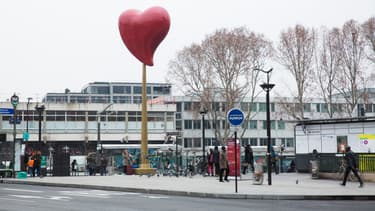 "Le coeur de Paris", une oeuvre de Joana Vasconcélos installée porte de Clignancourt.