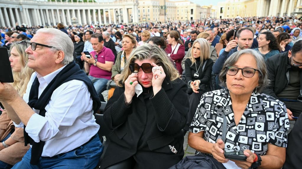 Des fidèles pleurent la mort du pape François place Saint-Pierre au Vatican ce lundi 21 avril. Des fidèles pleurent la mort du pape François place Saint-Pierre au Vatican ce lundi 21 avril.