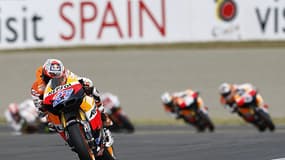 Casey Stoner devant et les autres derrière