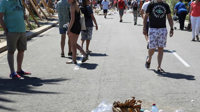 Des Niçois jettent des ordures à l'endroit où le terroriste a été abattu le 14 juillet