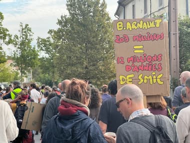 À Forcalquier, les manifestants ralentissent la circulation afin d'échanger avec les automobilistes.
