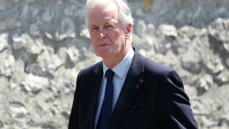 Michel Barnier arrive aux obsèques de l'ancien patron des députés LR Olivier Marleix, le 11 juillet 2025 à Anet (Eure-et-Loir)