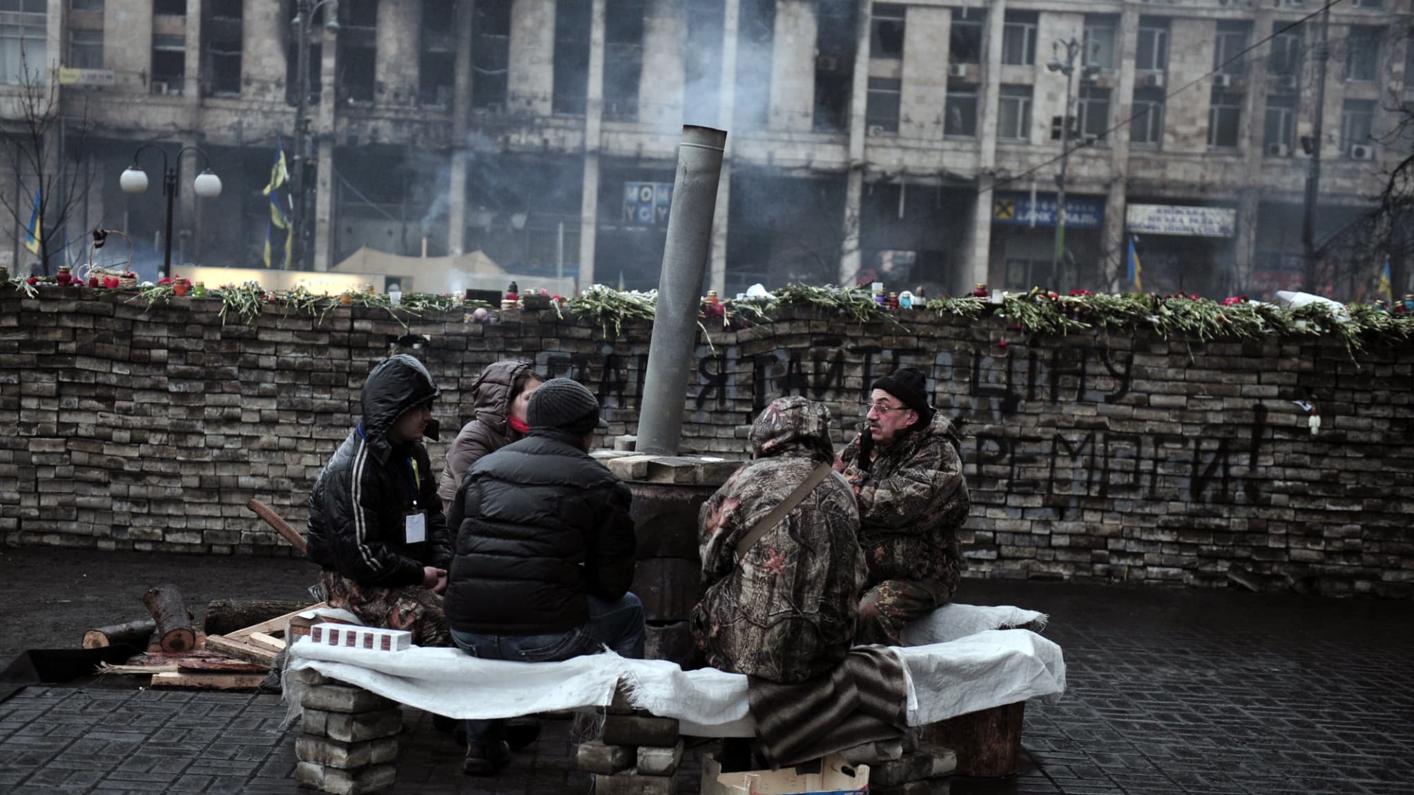 Des membres de l'unité d'autodéfense du Maïdan gardent une barricade sur la place de l'Indépendance, dans le centre de Kiev, le 1er mars 2014.