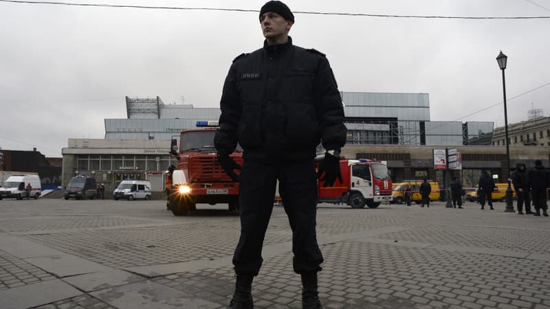 Un policier russe près de la station de métro visée par un attentat, à Saint-Pétersbourg, le 3 avril.