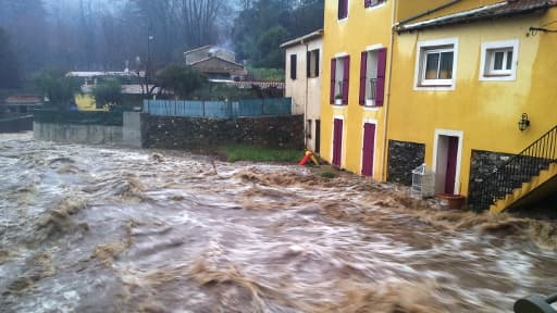 Un torrent dévale dans les rues d'une commune inondée, dans le Var.