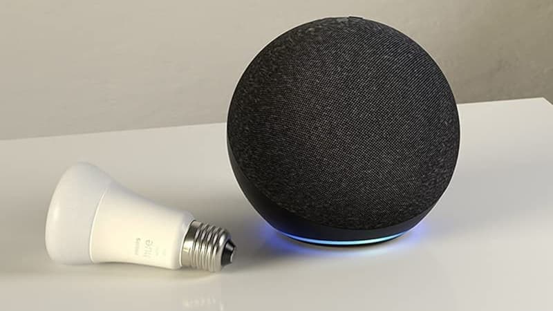 Echo 4 + ampoule Philips Hue : ce pack Amazon fait un carton (durée ultra limitée)
