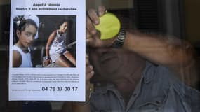 Le propriétaire d'un bar accroche un avis de recherche diffusé par la gendarmerie pour retrouver la petite Maëlys, 9 ans disparue le 28 août lors d'un mariage à Pont-de-Beauvoisin