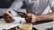 Un homme effectuant un virement bancaire depuis son téléphone (photo d'illustration).