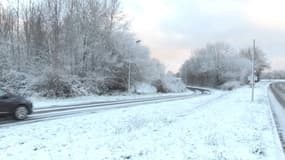 Une route enneigée à Saint-Georges-de-Mons (Puy-de-Dôme) le 20 novembre 2025