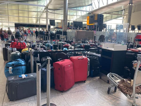 Vendredi, Irina Garrett a été contrainte de laisser ses valises dans le terminal de l'aéroport d'Heathrow à Londres.