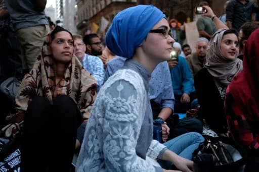 Des musulmans ont prié devant la Trump tower au moment de l'Iftar, le 1er juin 2017 à New York Des musulmans ont prié devant la Trump tower au moment de l'Iftar, le 1er juin 2017 à New York