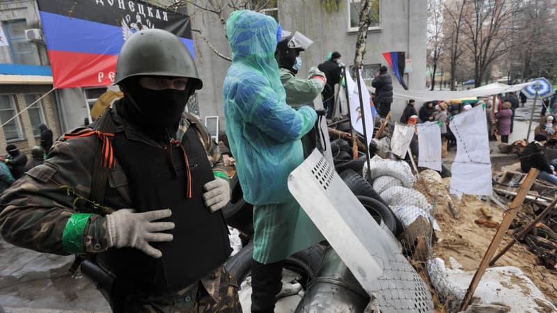 A Slaviansk, des membres de milices pro-russes gardent une barricade, le 13 avril 2014