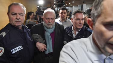 Bernard Preynat accompagné de policiers.