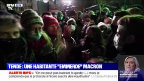 "Protégez-vous" répond Emmanuel Macron à une habitante qui a inscrit "Je t'emmerde" sur ses deux mains
