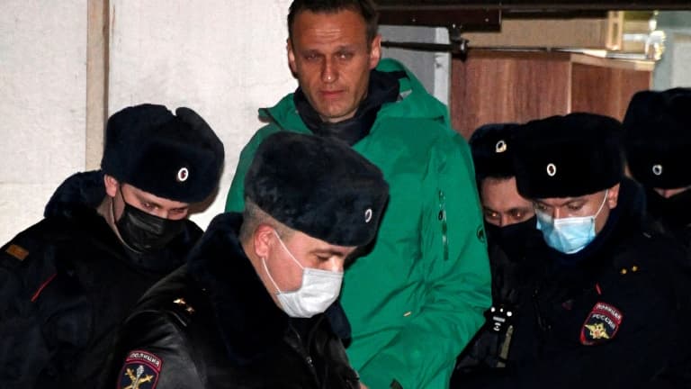 L'opposant russe Alexei Navalny est escorté hors du poste de police de Khiki, dans la banlieue de Moscou, le 18 janvier 2021