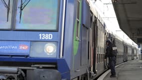 Un policier rentre dans un  train du réseau Transilien SNCF (photo d'archives).
