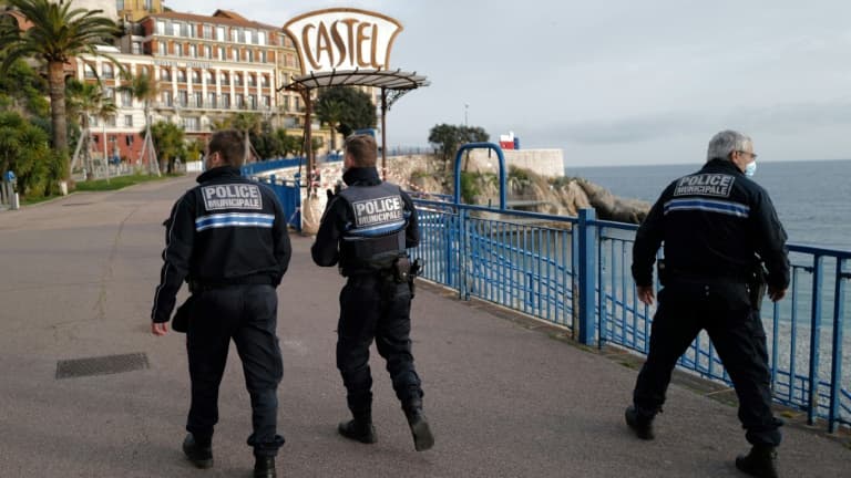 Contrôles policiers des attestations de sortie, sur la Promenades des anglais à Nice, le 27 février 2021, premier week-end de confinement en 2021 pour plusieurs villes 