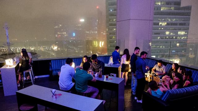Situé au 45e étage d'un gratte-ciel, Skyline, qui se présente comme "le plus haut club de crypto-monnaie au monde