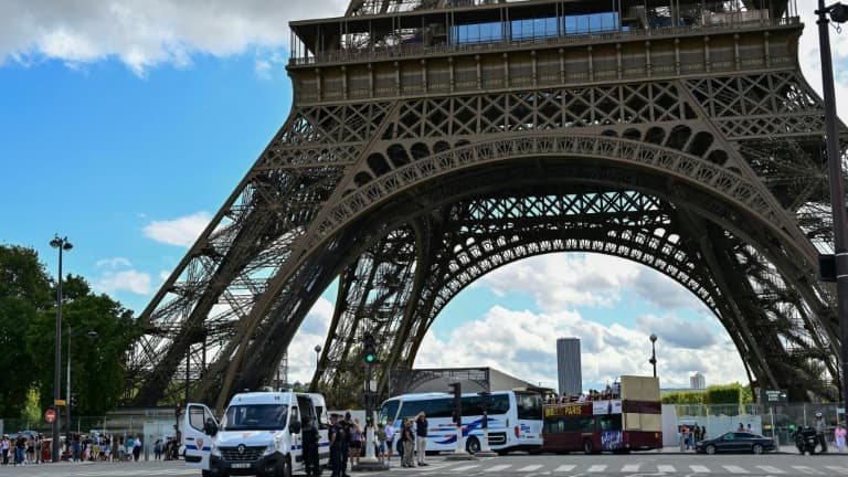 Des CRS sous la tour Eiffel après une alerte à la bombe qui a entraîné l'évacuation des trois étages, le 12 août 2023 à Paris  
