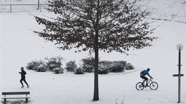 La vague de froid qui touche la France depuis plus d'une semaine s'est poursuivie lundi avec des perturbations enregistrées dans plusieurs régions. Trente-neuf départements de l'est du pays étaient placés en vigilance orange à la mi-journée par Météo Fran