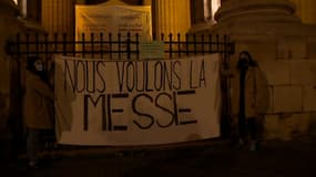 Des dizaines de catholiques ont manifesté vendredi pour le retour des messes en cette période de confinement