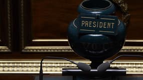 L'urne dans laquelle s'est déroulée le vote pour le président du Sénat a été tenue par un sénateur frontiste. Ce qui n'a pas plu à certains.