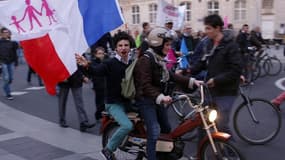 Des opposants au mariage gay manifestant à Nantes jeudi. En proposant dans son programme d'ouvrir le mariage et l'adoption aux homosexuels, le futur président ne s'attendait sans doute pas à une telle levée de boucliers, comparable à la mobilisation massi