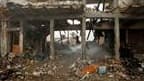 Pompier irakien parmi les décombres après l'explosion d'une bombe à Khalis. Le bilan d'un double attentat commis vendredi soir sur un marché de cette ville de la province irakienne de Diyala s'est alourdi à 59 morts et 73 blessés. /Photo prise le 27 mars